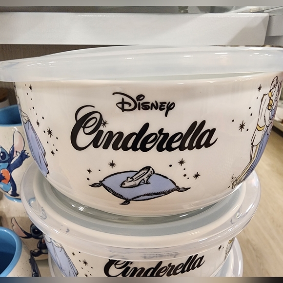 Large Cinderella Tupperware with Lid - Picture 1 of 3